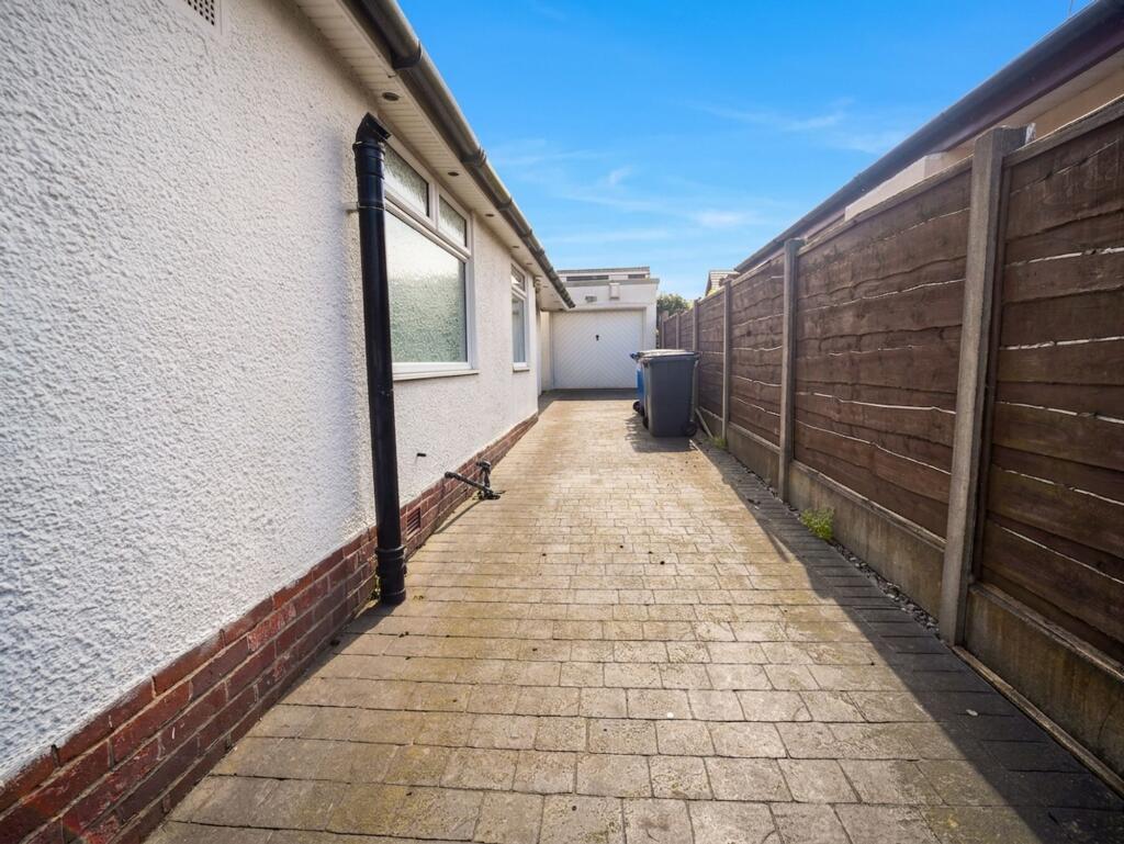Cotswold Crescent, Bury, BL8 photo 5
