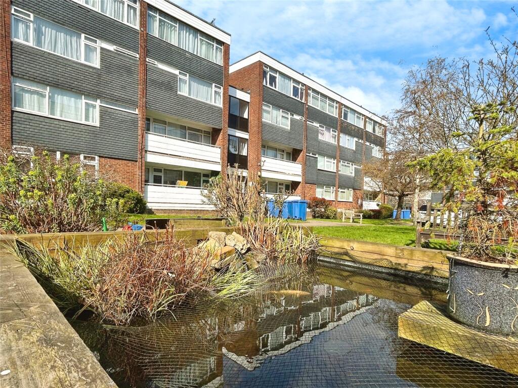 2-bed apartment on Park Court, Harlow, Essex, £230,000