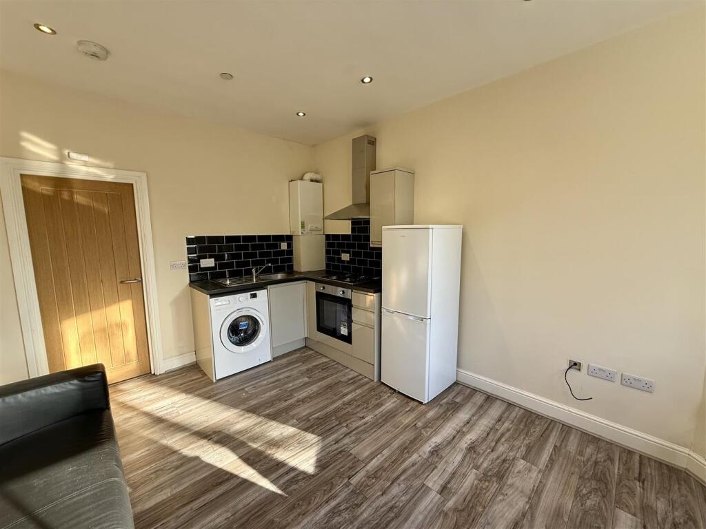 Apartment in Cardiff, Maindy, Cathays - View 3