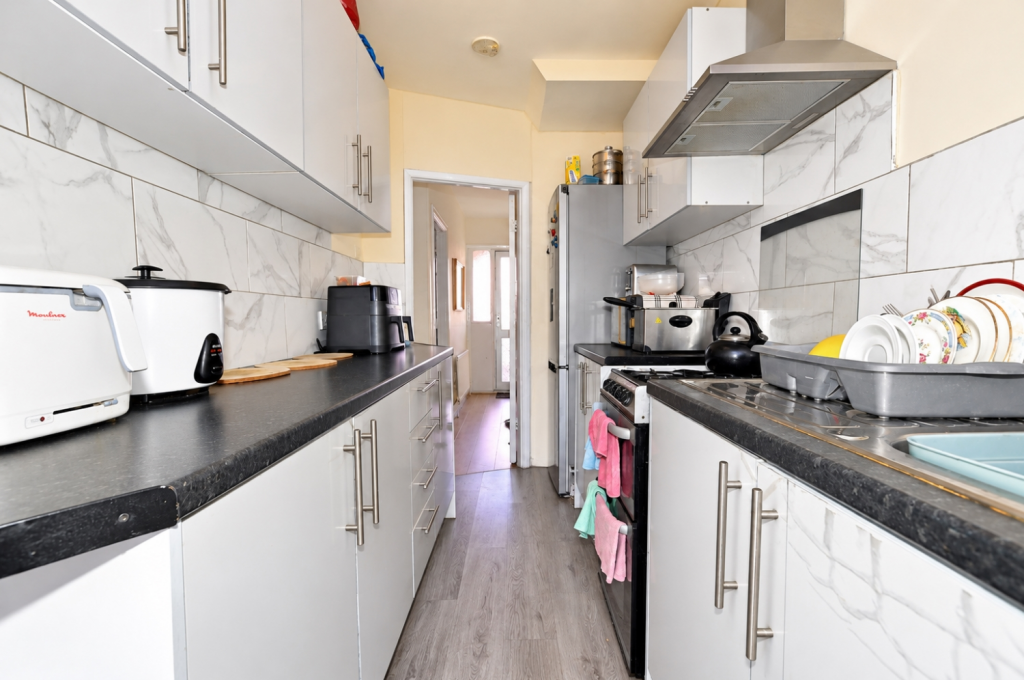 Lawrence Avenue, London, London, E12 photo 3