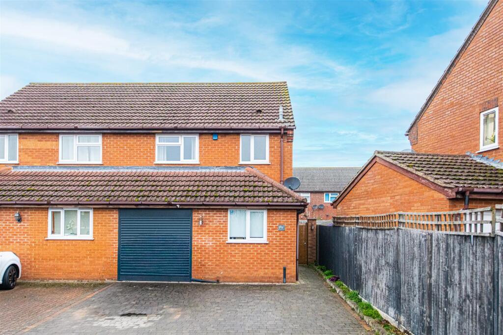 3-bed semi-detached on Morby Court, Burton Latimer, £280,000