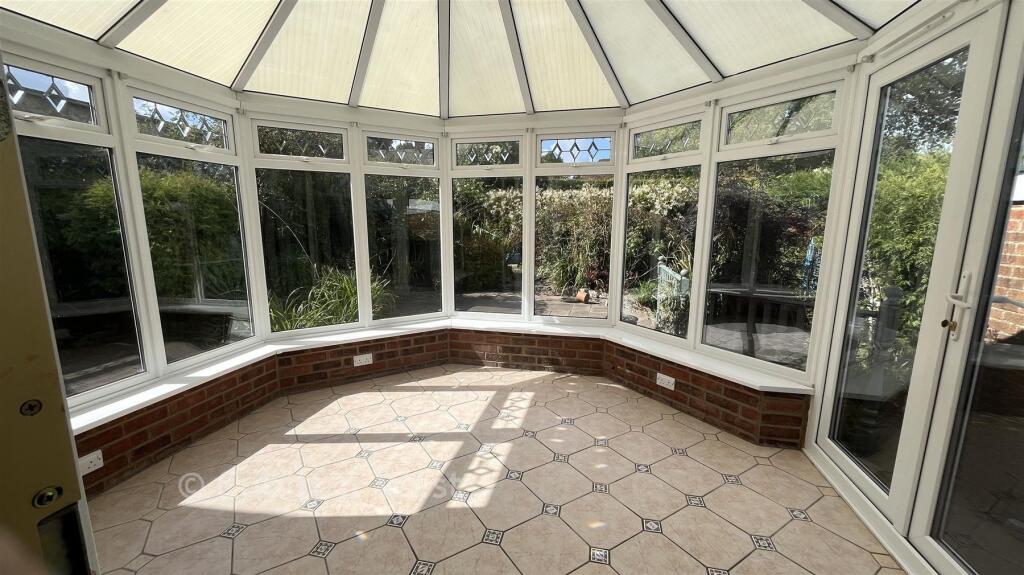 Rectory Close, Ewhurst, Cranleigh, Surrey photo 3