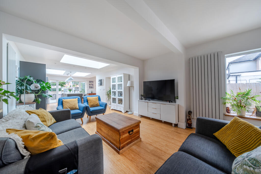 Petersham Avenue, KT14 photo 4