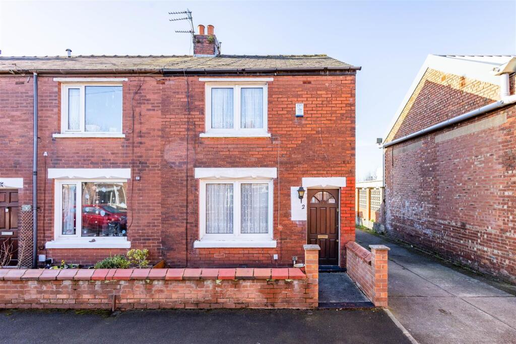 2 bedroom end of terrace house for sale in Clarence Street, Leyland, PR25