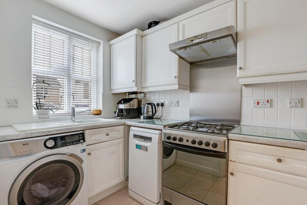 Sandown Court, Dartmouth Road, London photo 3