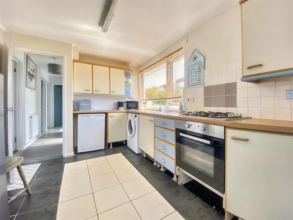 Helston, Detached bungalow on a large plot photo 3