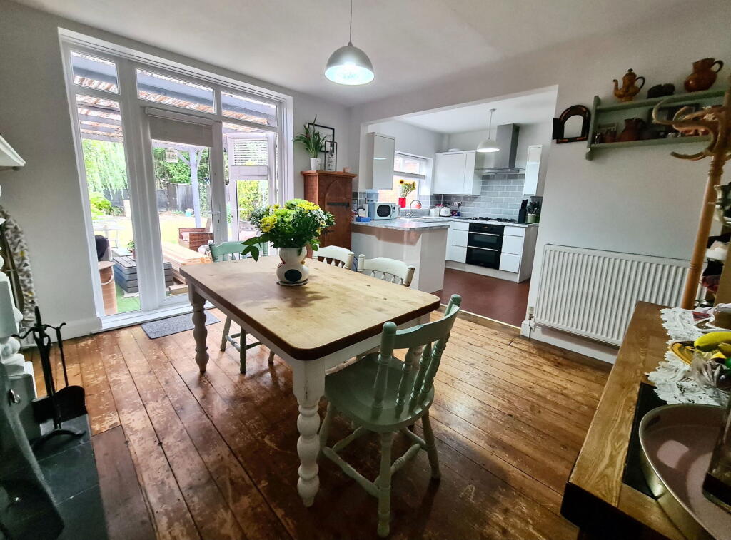 Heathcote Road, Whitnash, Leamington Spa, CV31 2NF photo 3