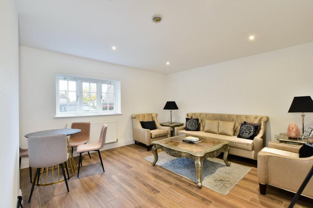 Pheasant Close, Amersham, Buckinghamshire, HP6 photo 2