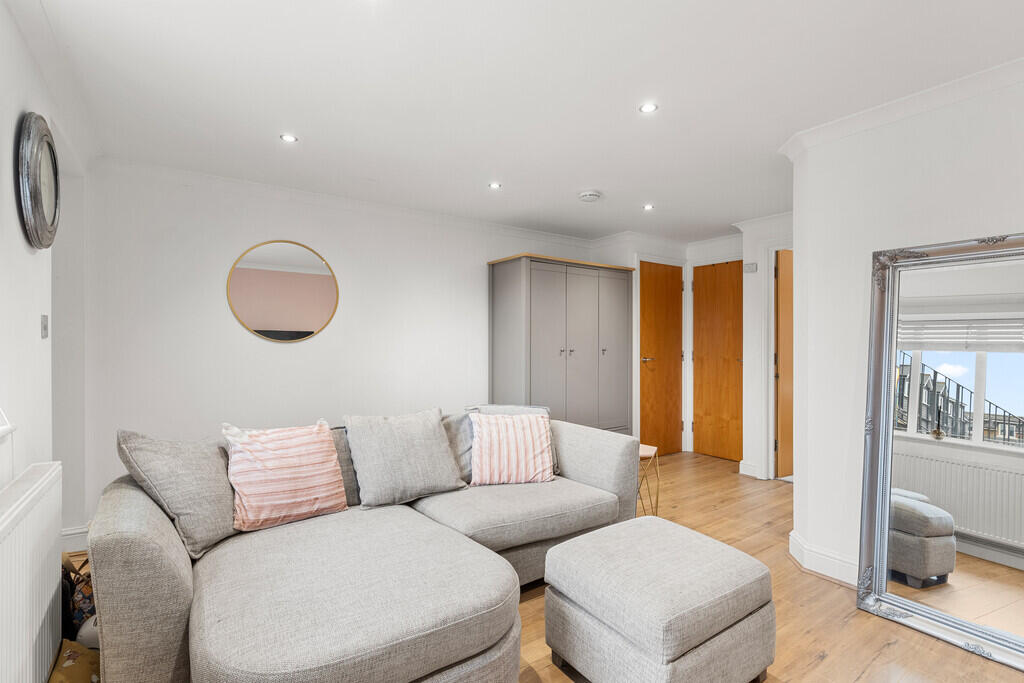 Apartment in Broxbourne, Hertfordshire - View 4