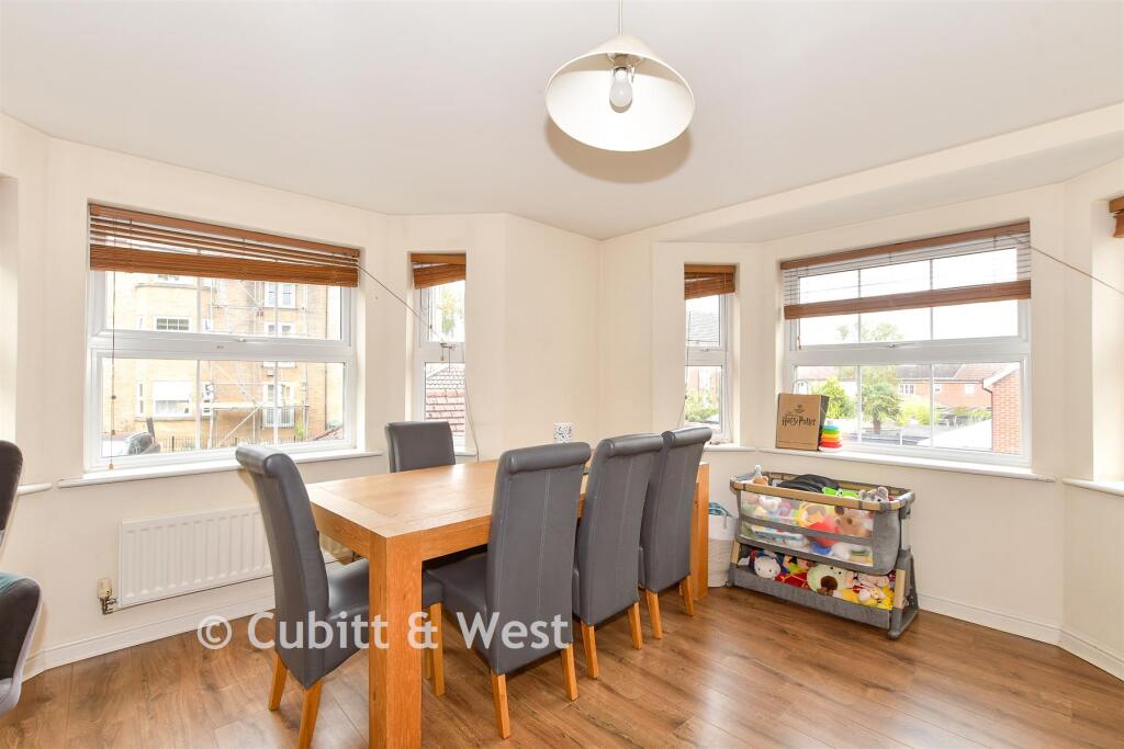 Apartment in Crawley, Maidenbower, Worth - View 5