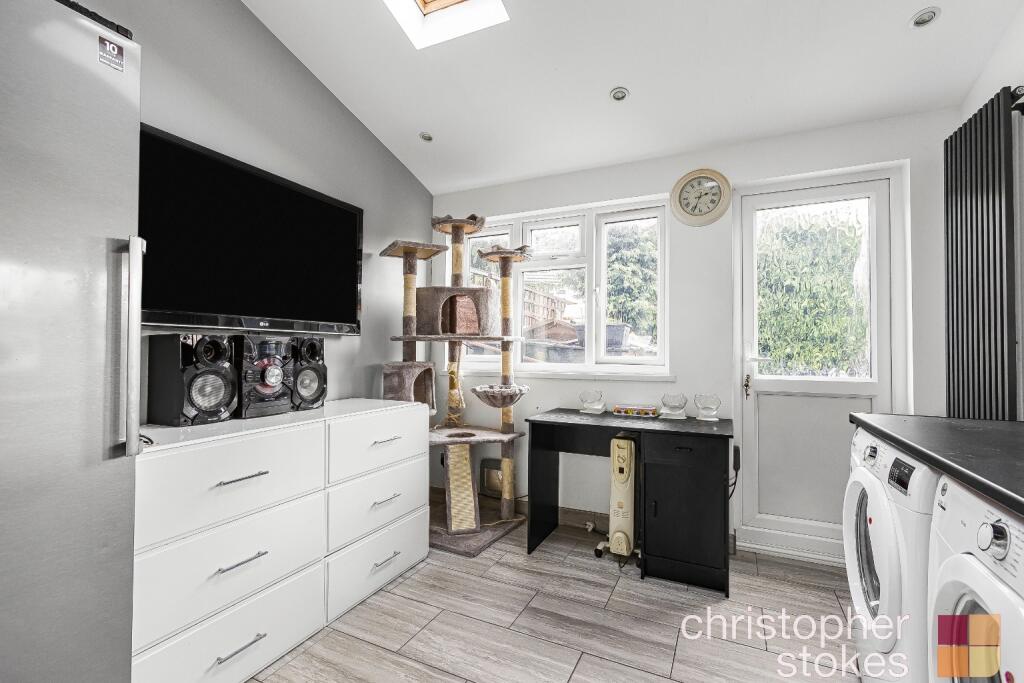 House in Waltham Cross, Churchgate - More