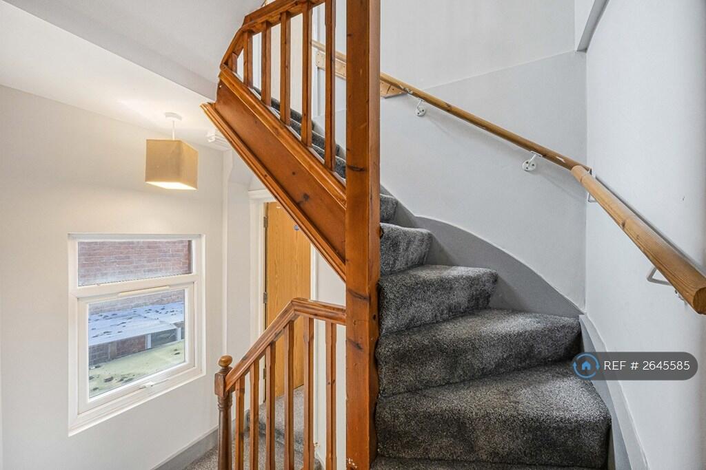 House in Reading, Newtown - More