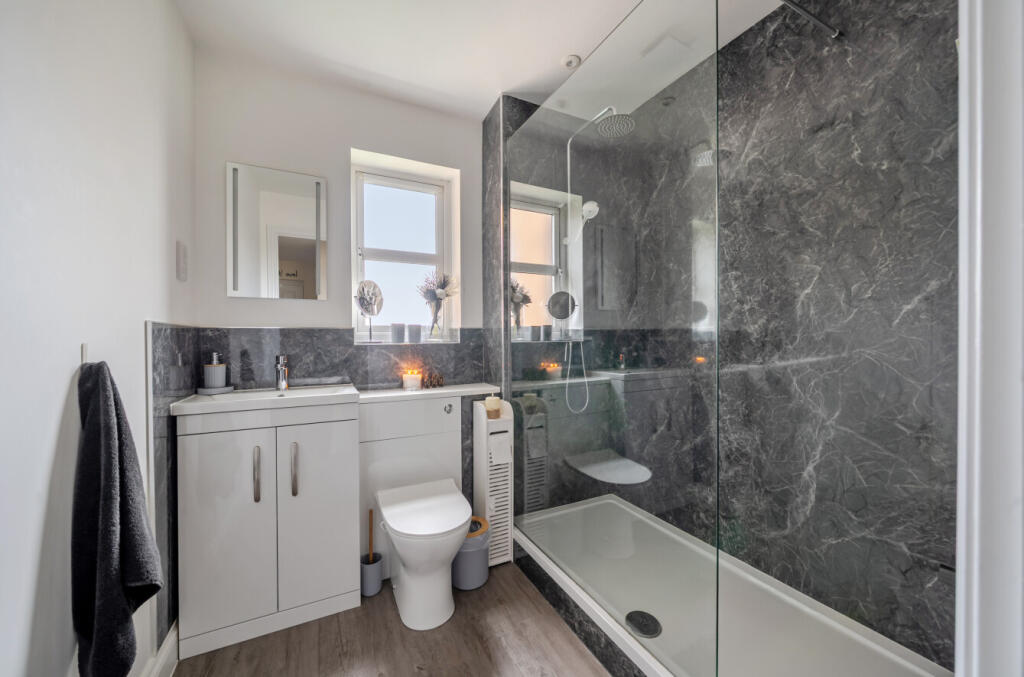 Apartment in Blunsdon St Andrew, Haydon Wick - View 5