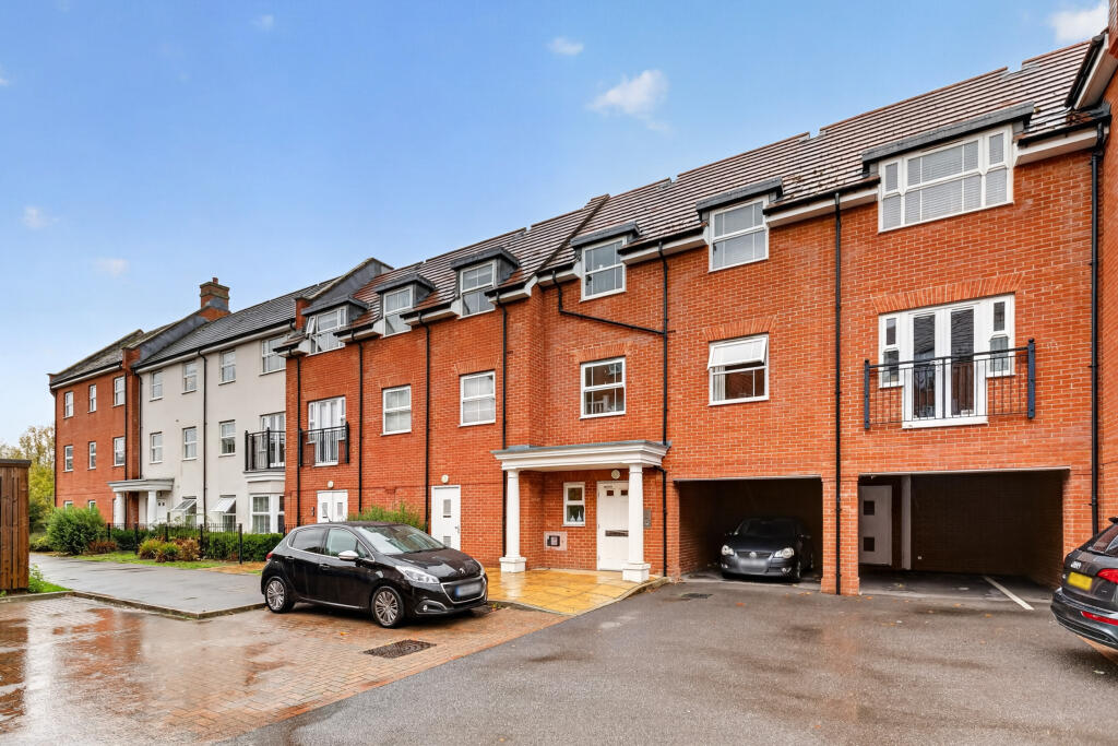 2-bed flat on Ashville Way, Wokingham, RG41, £275,000