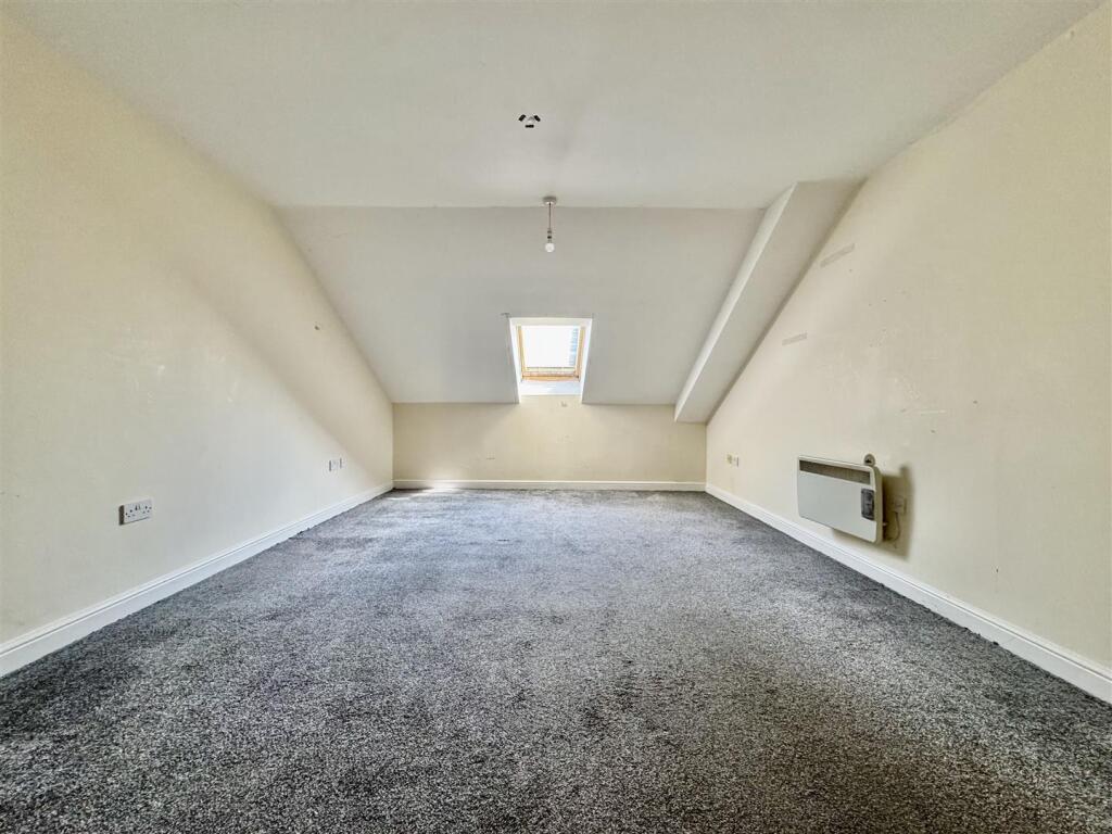 Apartment in Kirklees, West Yorkshire - View 4