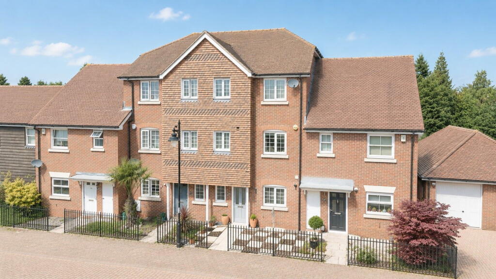 Main image of property: Giffard Lane, Fleet, GU51 1LA