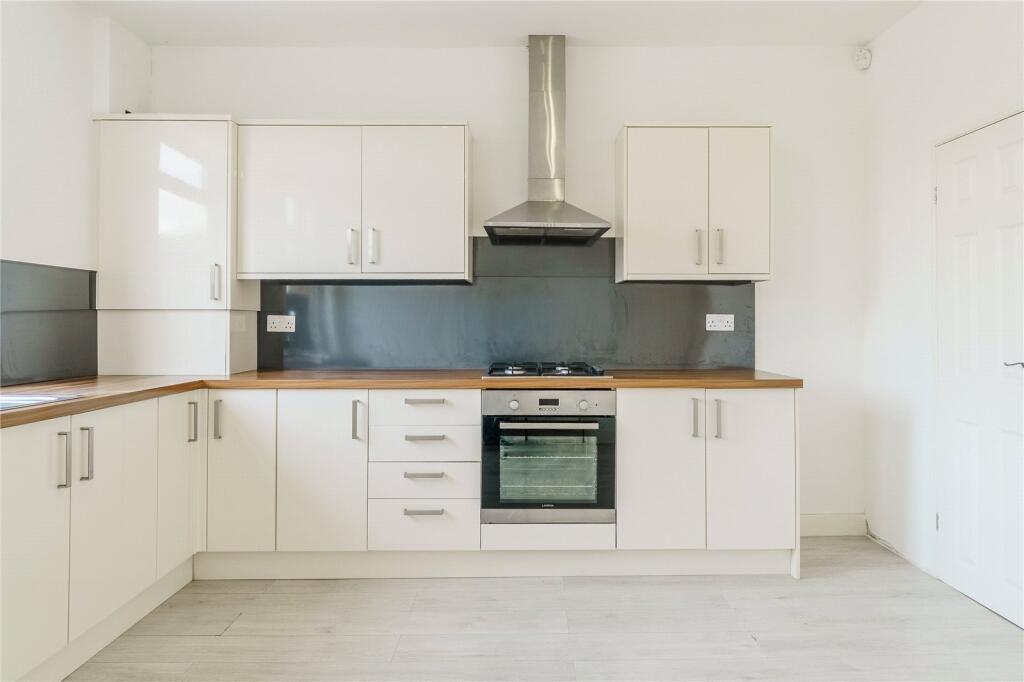 House in Wakefield, Featherstone - View 2