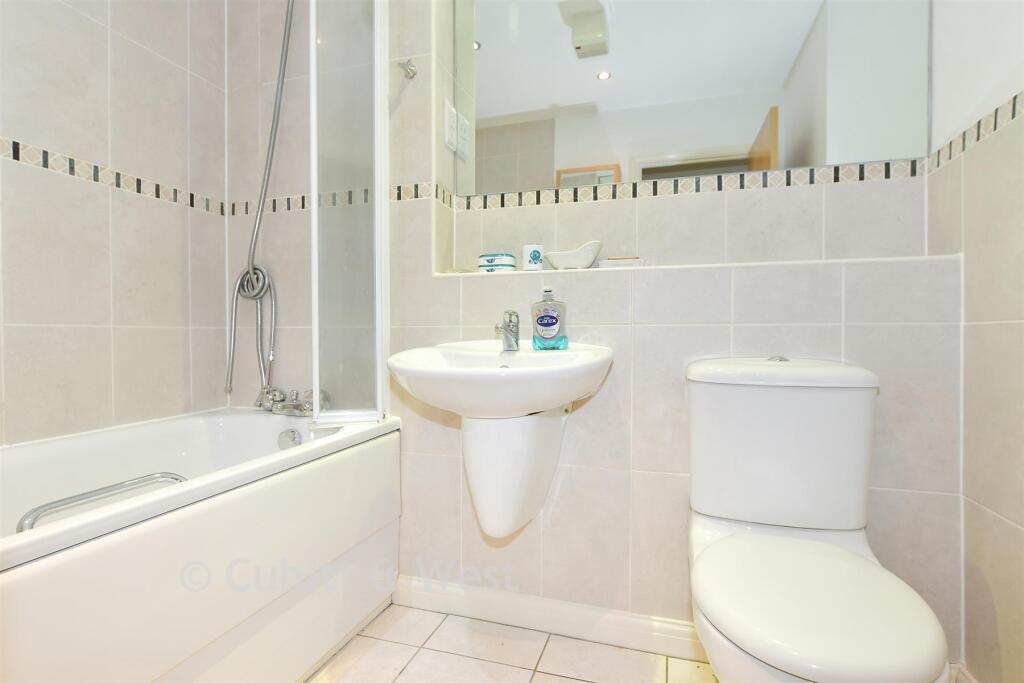 Apartment in Redhill - More