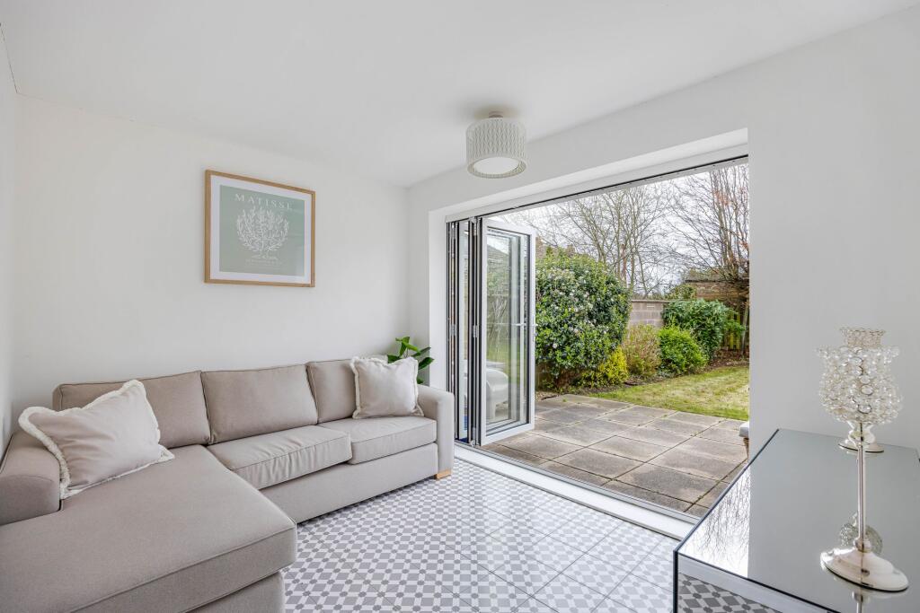 House in Swindon, Lawn - More