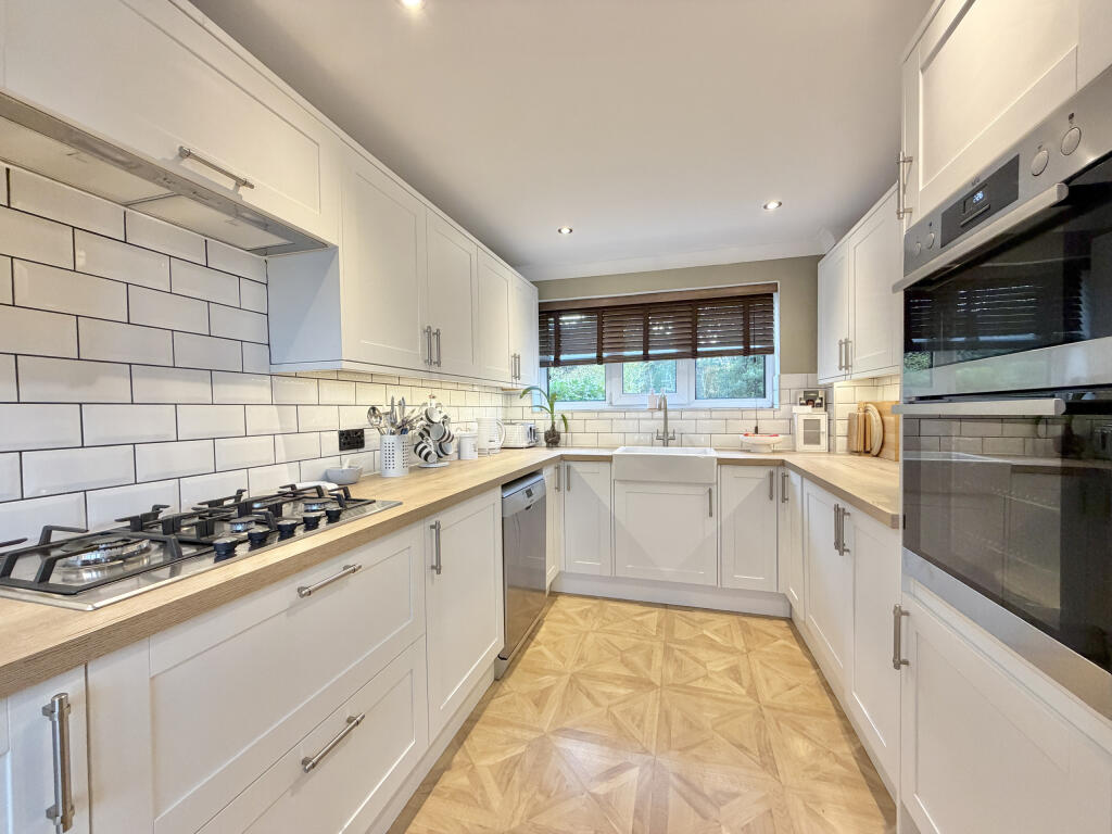 Vicarage Close, Wakefield, West Yorkshire photo 3