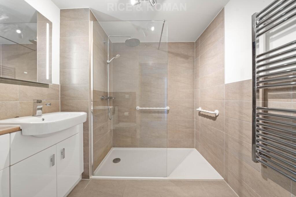 Holly Place, Cobham photo 3