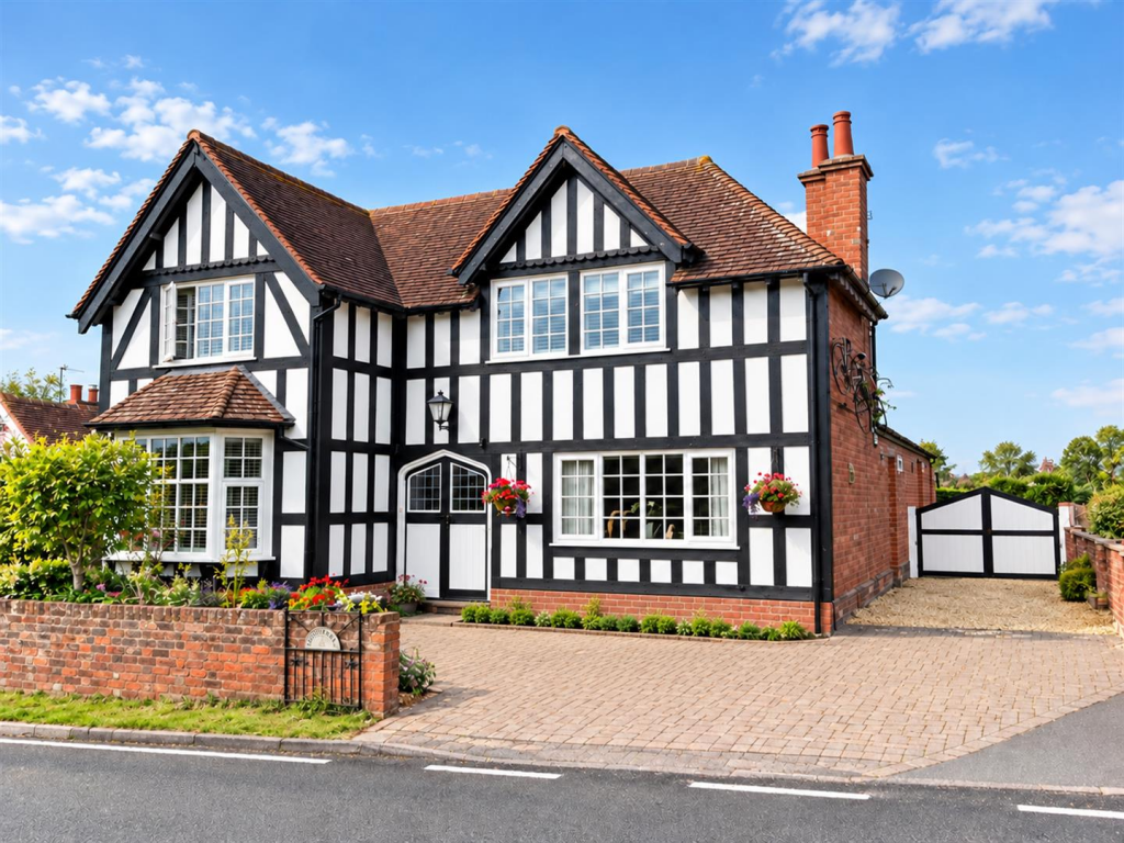 5-bed detached on Henley Road, Claverdon, Warwick, £650,000