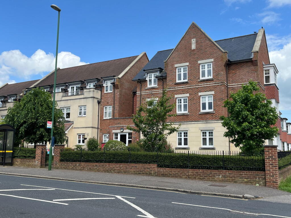 2-bed house on Clarence Court, Brighton Road, Horsham, RH13 5TS, £325,000