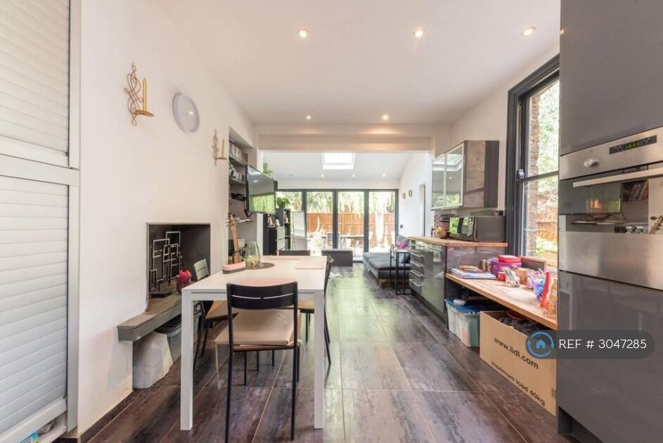 Apartment in London - View 3