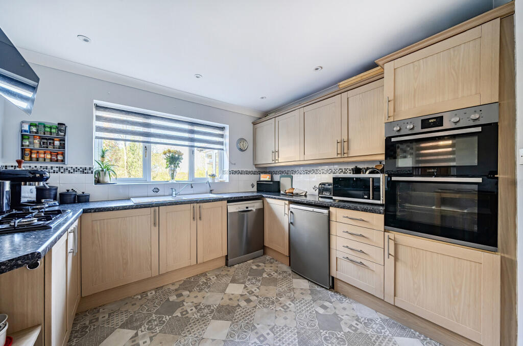 House in Basingstoke and Deane, Basingstoke - View 2