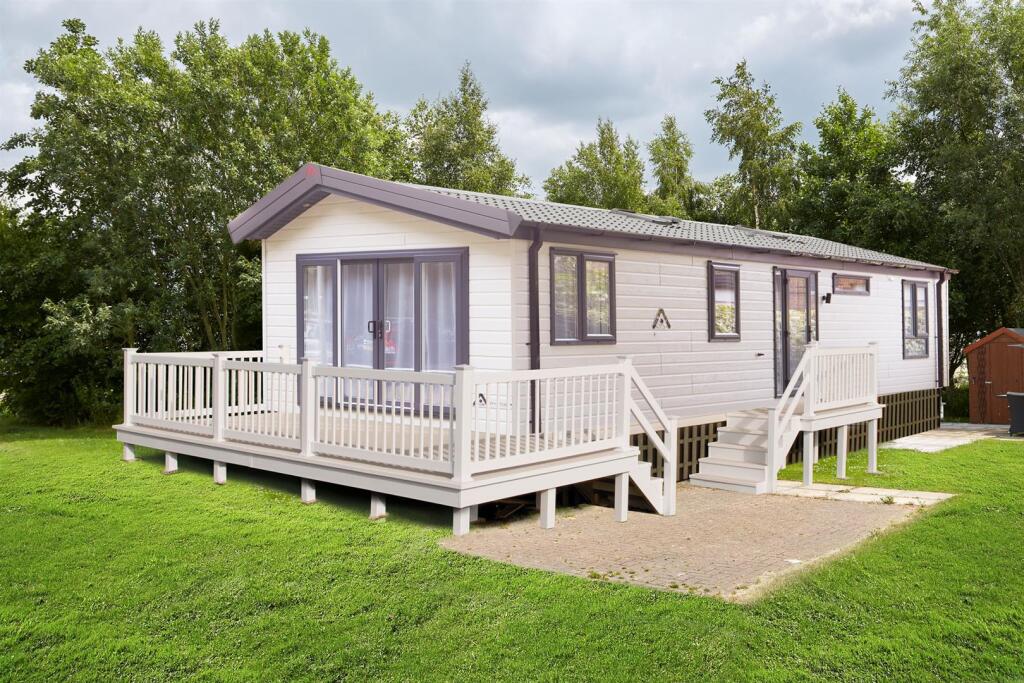 2-bed caravan on Pettaugh Road, Stonham Aspal, £99,995