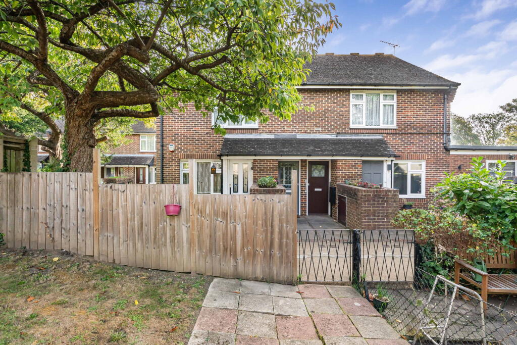 1-bed flat on Edgecoombe, South Croydon, CR2 8AA, £200,000