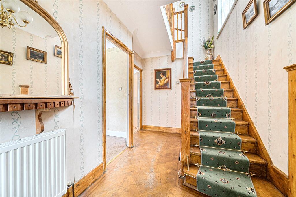 Broomfield Lane, Palmers Green, London, N13 photo 2