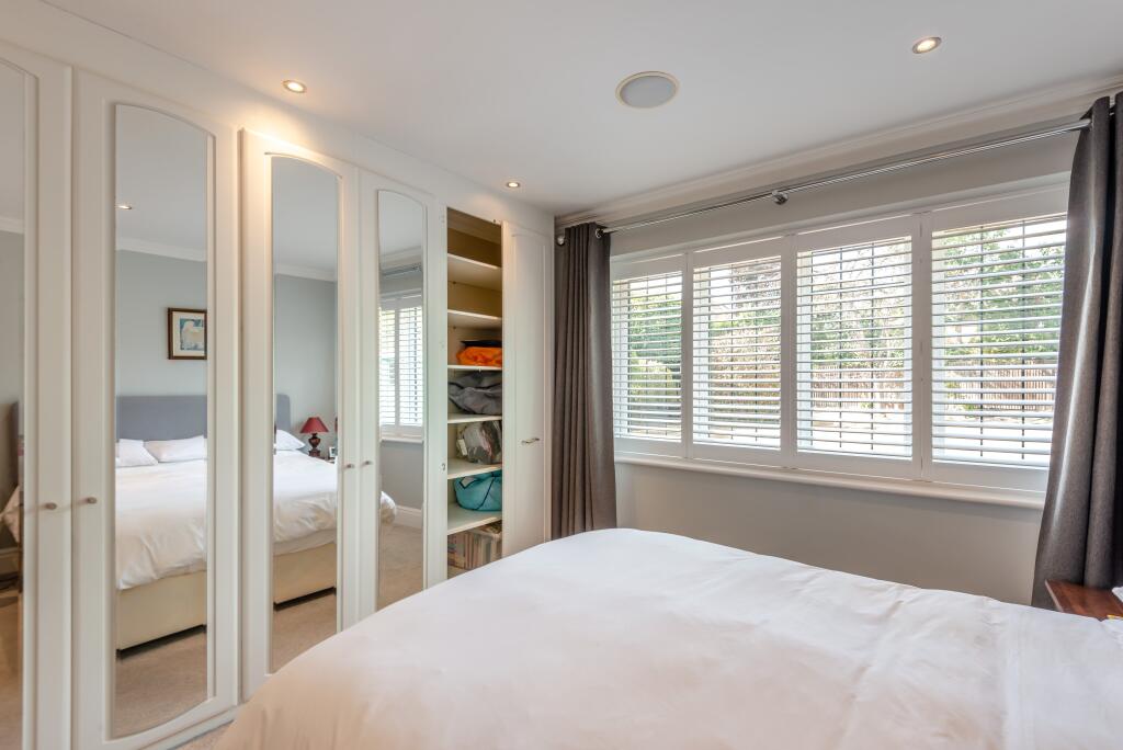 Apartment in Slough, Gerrards Cross - More