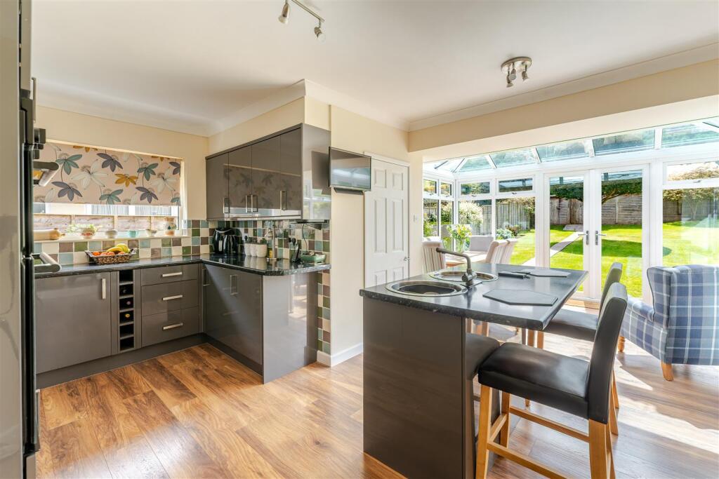 Beautiful three bedroom bungalow in the popular village of Sandford photo 4