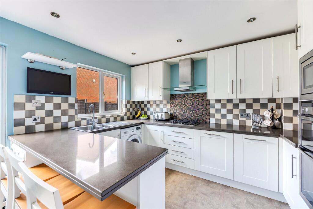 Russell Road, Toddington, Bedfordshire, LU5 photo 2