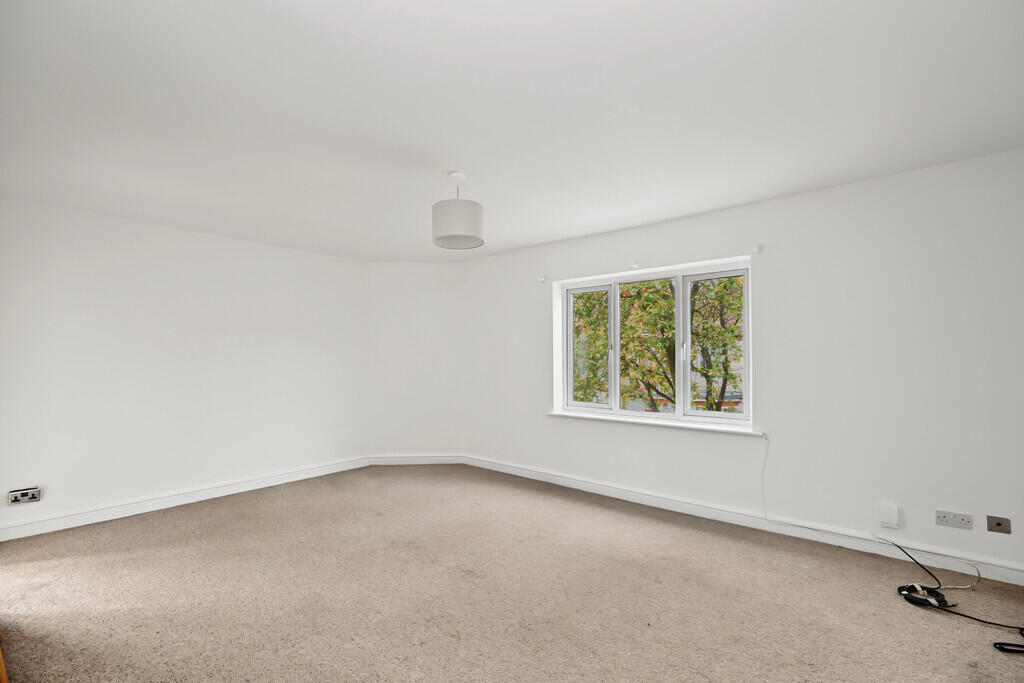 Apartment in Rugby, Warwickshire - View 5