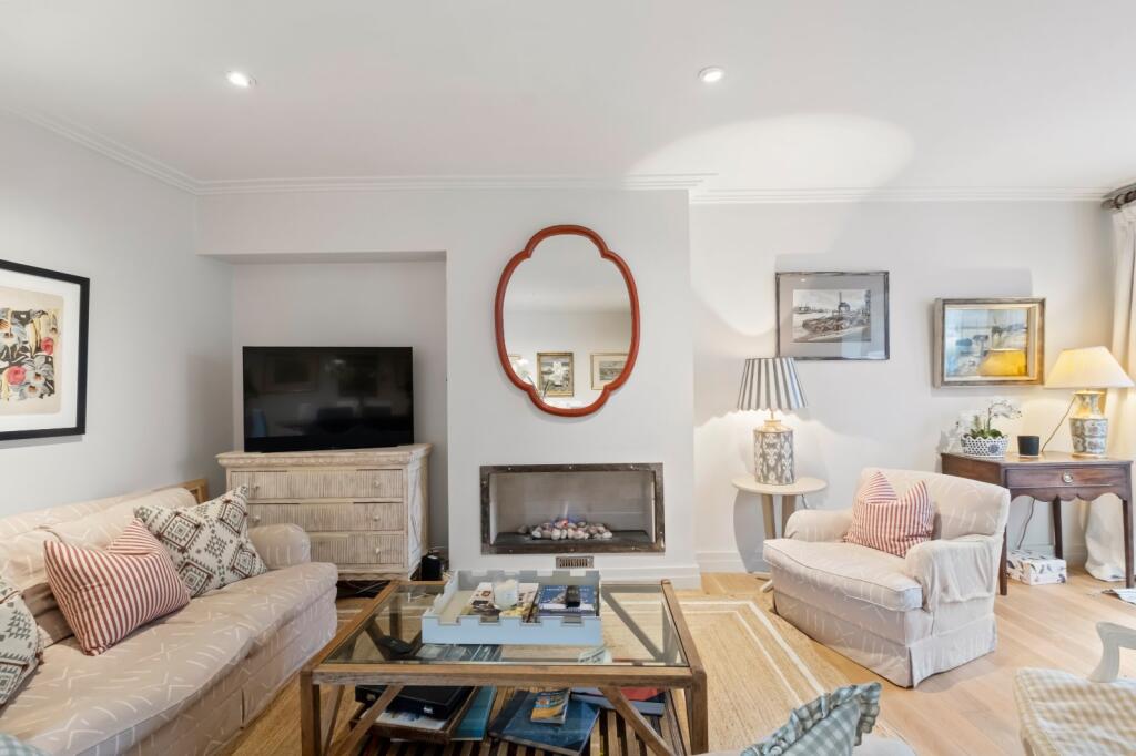 4 bedroom mews property for rent