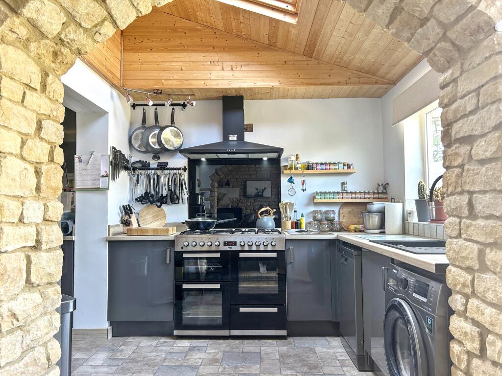 Tuckwell, Kempsford, Gloucestershire, GL7 photo 2
