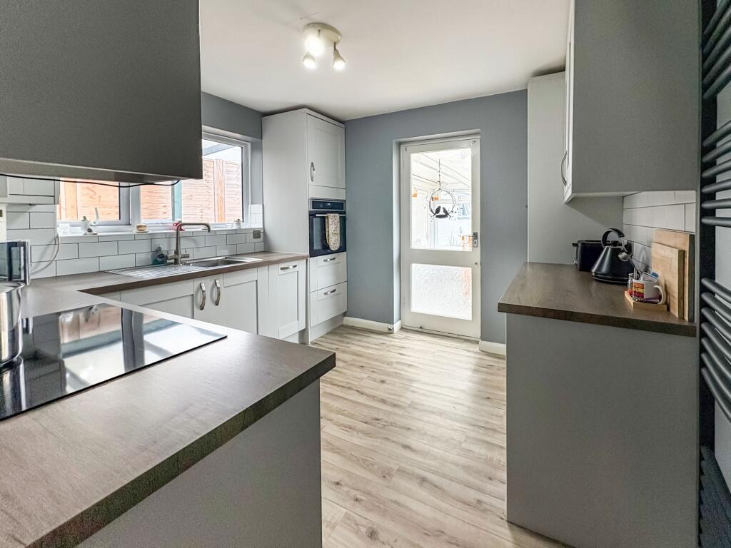Curlew Crescent, Bedford photo 4