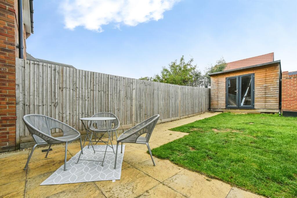 House in Vale of White Horse, Shrivenham - More