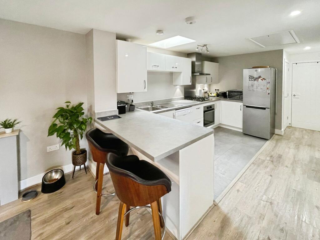 House in Basingstoke and Deane, Longacre, Kempshott Park - View 3