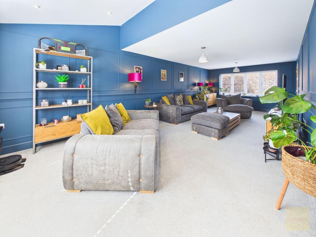 House in South Kesteven, Baron St Martin, Stamford - More