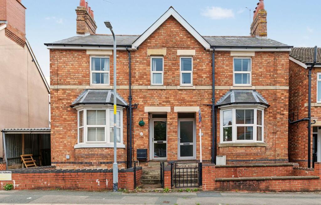 3-bed terraced on Lime Street, Evesham, WR11, £250,000
