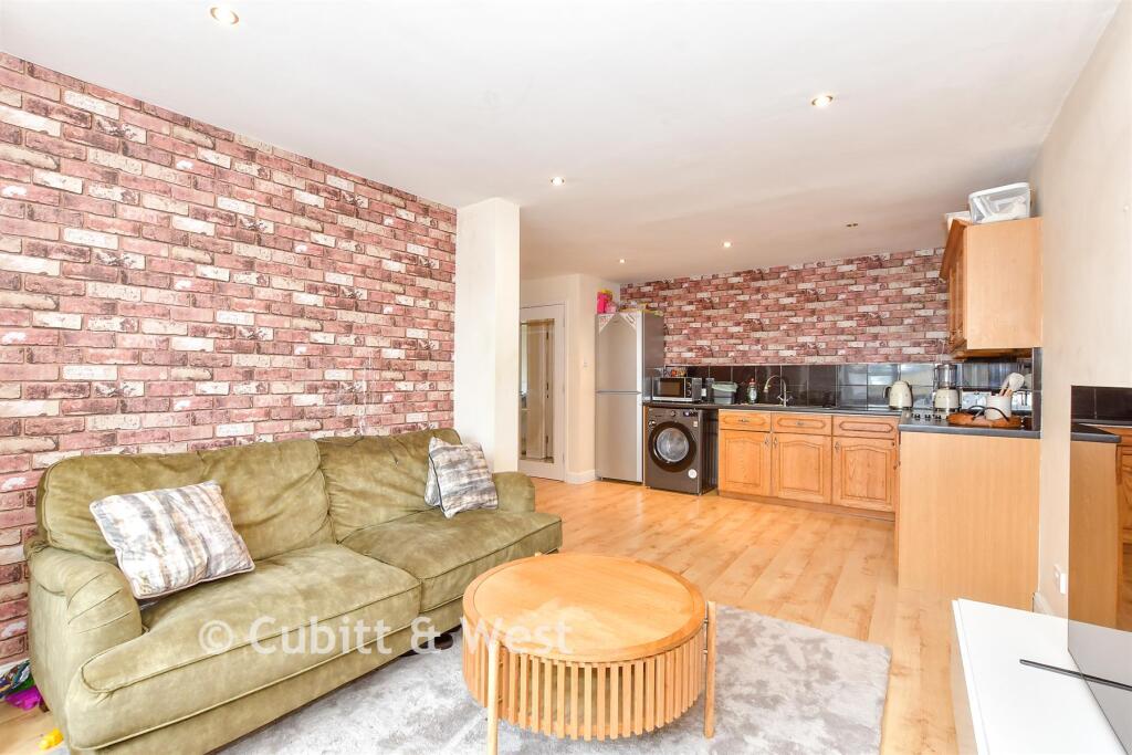 Apartment in Portsmouth, Southsea - View 3