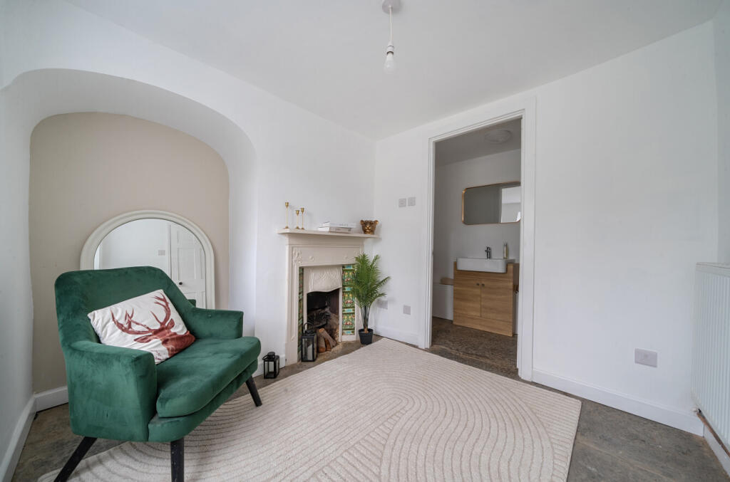 House in Glastonbury, Somerset - More