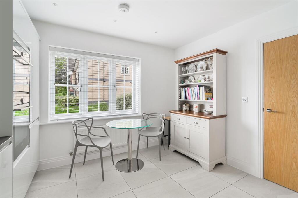 House in Reigate and Banstead, Tadworth - More