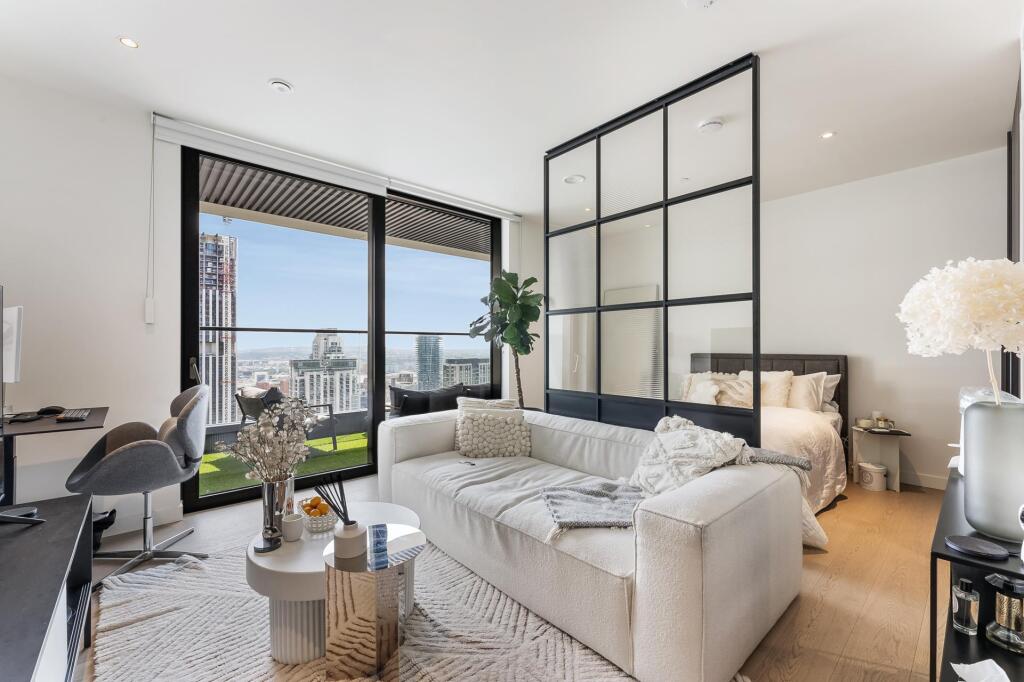 Main image of property: Hobart Building, Wardian, Canary Wharf, London, E14