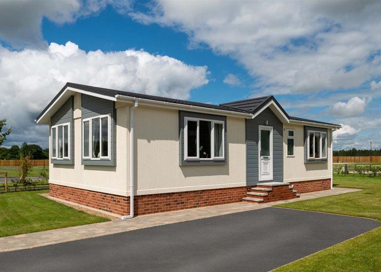 2-bed caravan on Woodside Park, Slip End, £300,000
