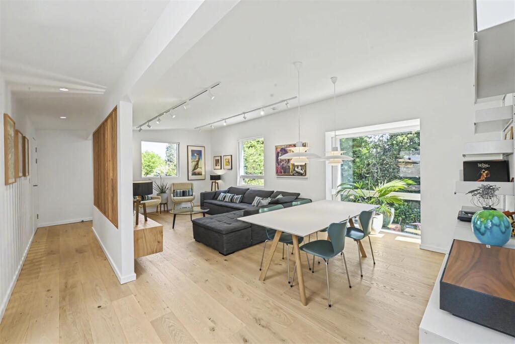 Avenue St. Nicholas, Harpenden - More