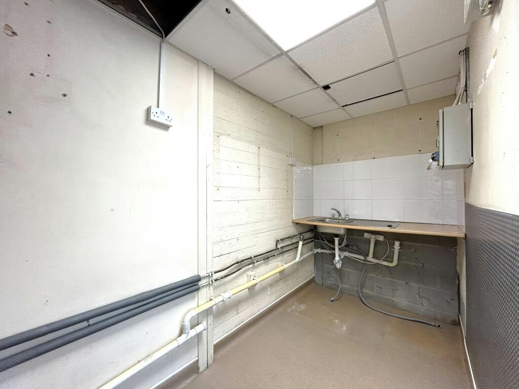 Agent Photos - 49 Westferry CircusKitchen.jpg